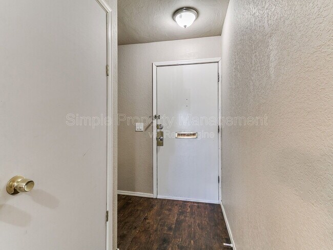 Foto del edificio - 10607 N MacArthur Blvd