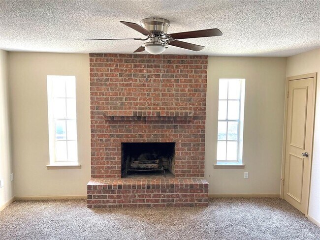 Building Photo - 825 Clubside Dr