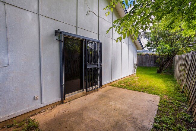 Building Photo - 5275 Meadow Rise St