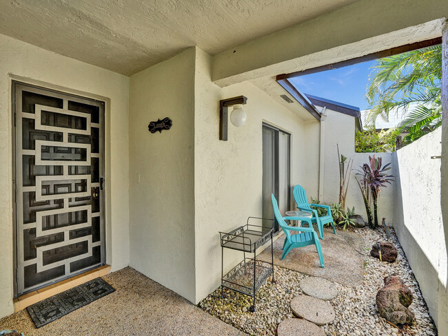 Front Door Access - 8511 Casa del Lago