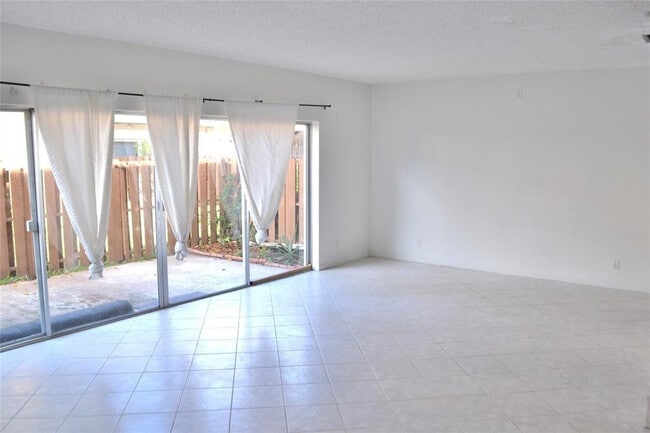 Foto del edificio - 8237 NW 8th Ct