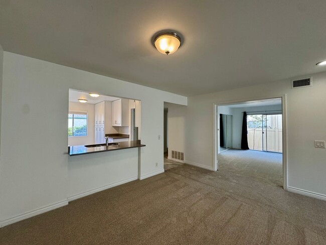 Building Photo - Great 3B/2BA Condo in La Jolla!