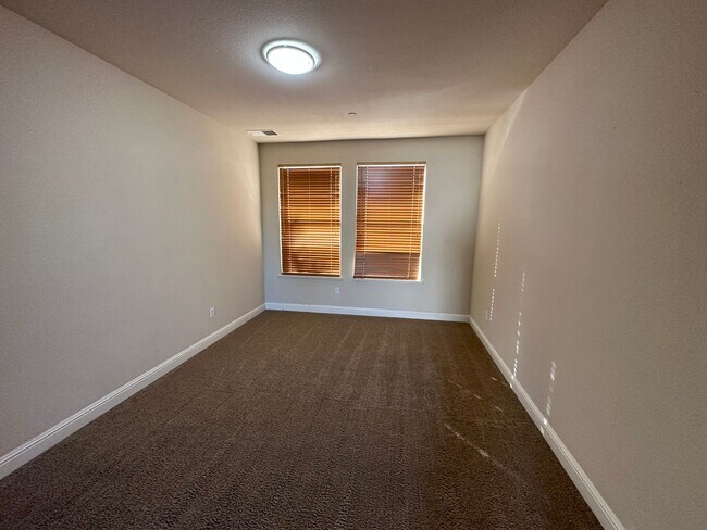 Building Photo - Holiday Move In Special - 1/2 First Month'...