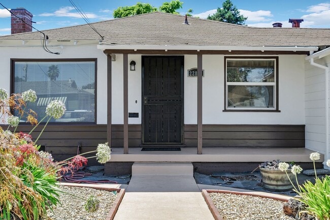 Building Photo - Charming 3-bedroom, 1-bathroom home nestle...