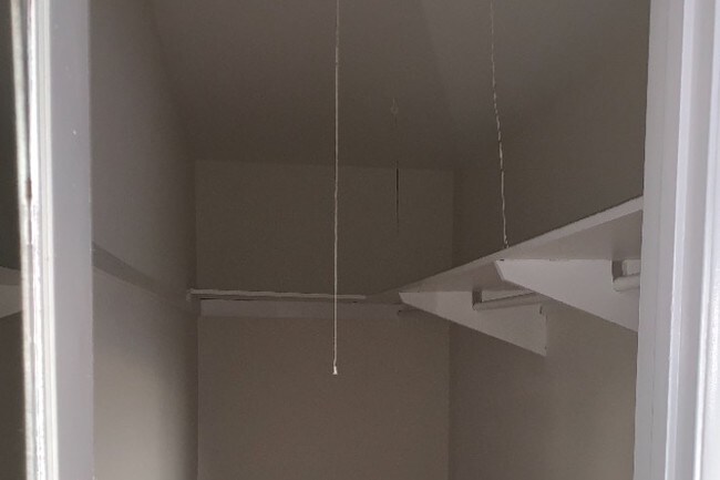 Vestidor en el dormitorio - 14225 Riverside Dr