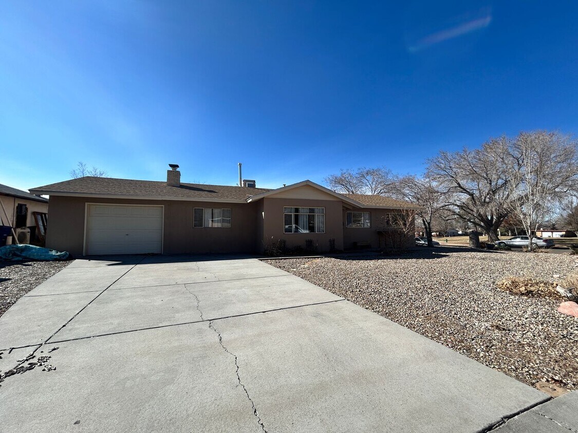 Primary Photo - Cute 3 bedroom, 1 bath, 1 car garage