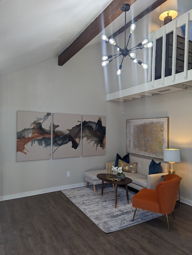 Sala de estar - Unidad mejorada - 51 Ten Townhomes
