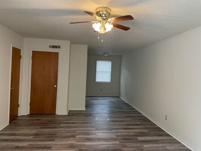 Foto del edificio - 5049 Southeastern Ln