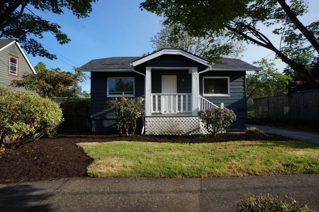Primary Photo - Sellwood/Moreland Beauty - APPLICATION PEN...