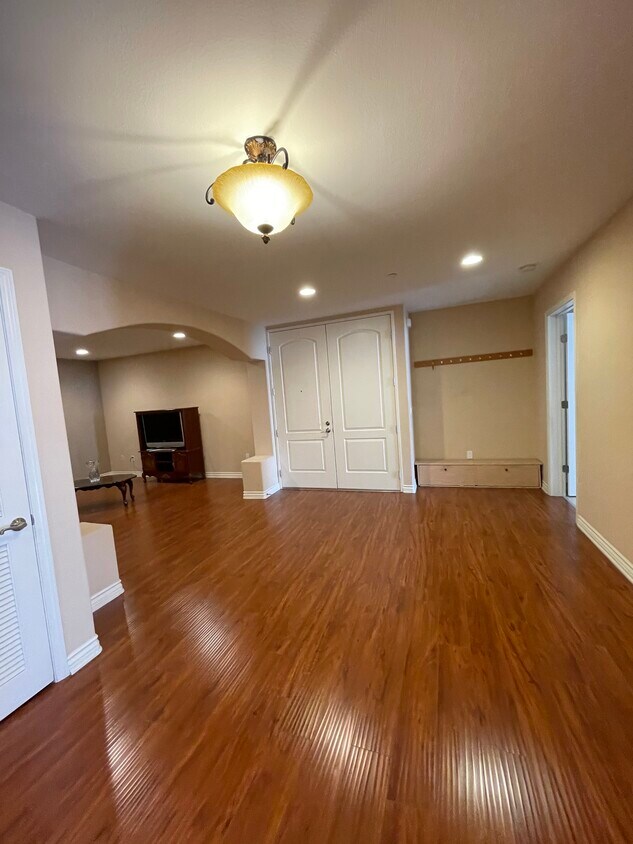 Spacious entrance, open floor plan - 5305 Bellingham Ave