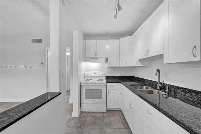 Foto del edificio - 5050 Bayview Dr