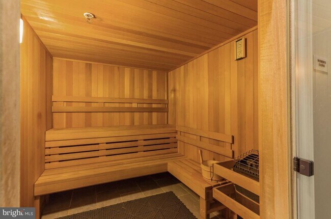 Building Photo - 935 Crescent Wy