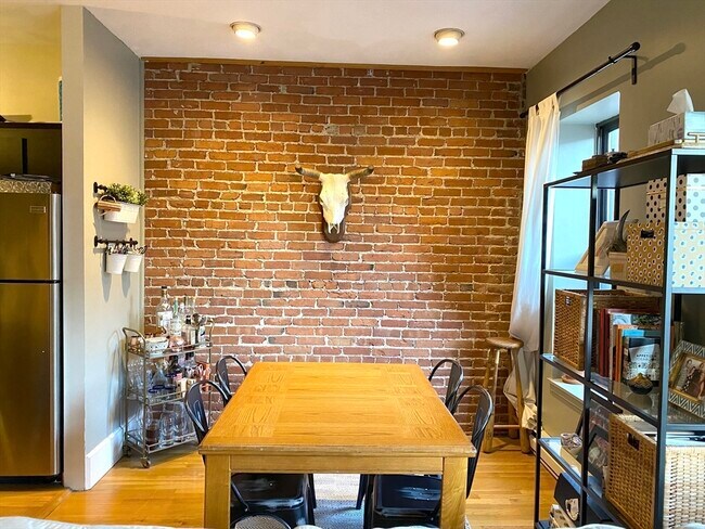 Foto del edificio - 242 W Newton St