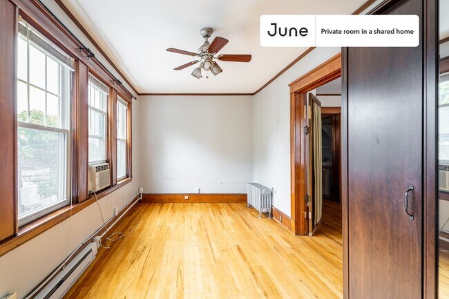 Foto del edificio - Room in Shared 4 bed/1.5 bath home