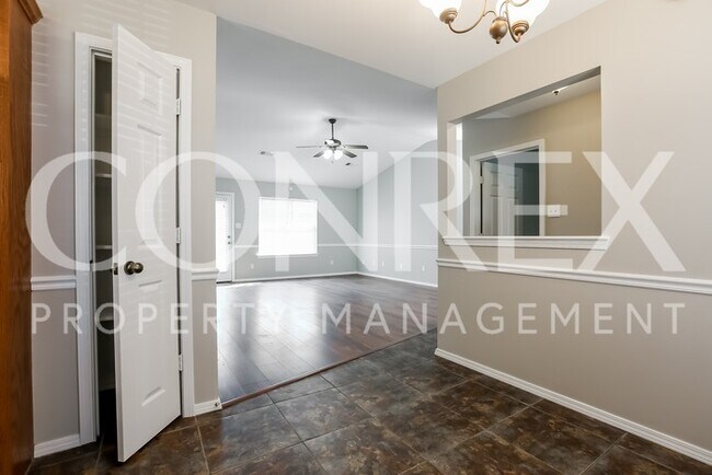 Building Photo - Gorgeous 3 Bedroom with Great Location in ...