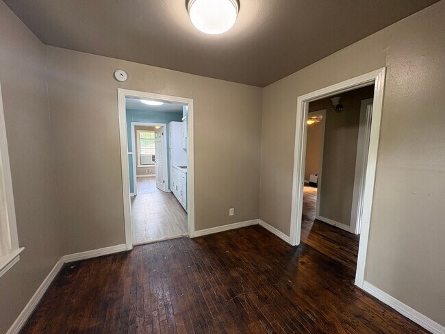 Foto del edificio - Gorgeously remodeled 4 bedroom/1 bath with carport!