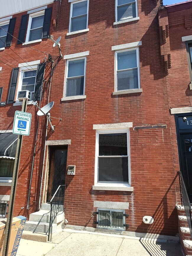 Building Photo - 137 Moore St