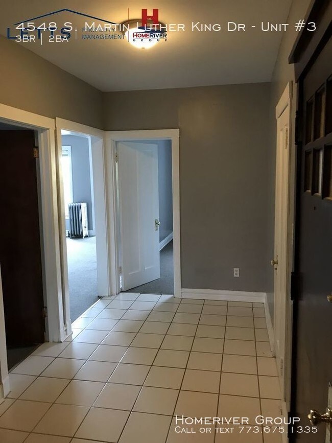 Building Photo - Spacious  3 Bedroom and 2 bath Apartment
