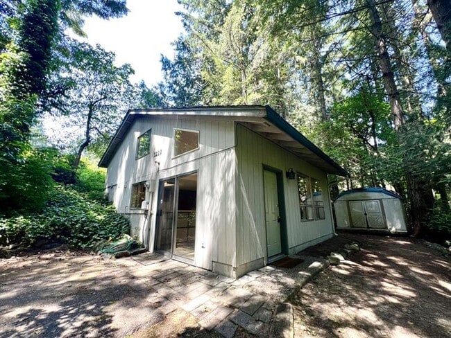 Building Photo - Relaxed 2-Bed, 1.5-Bath Home in a Quiet Gig Harbor Spot