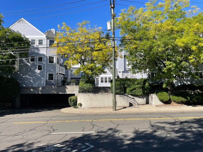 Building Photo - Charming 2 bedroom Condo