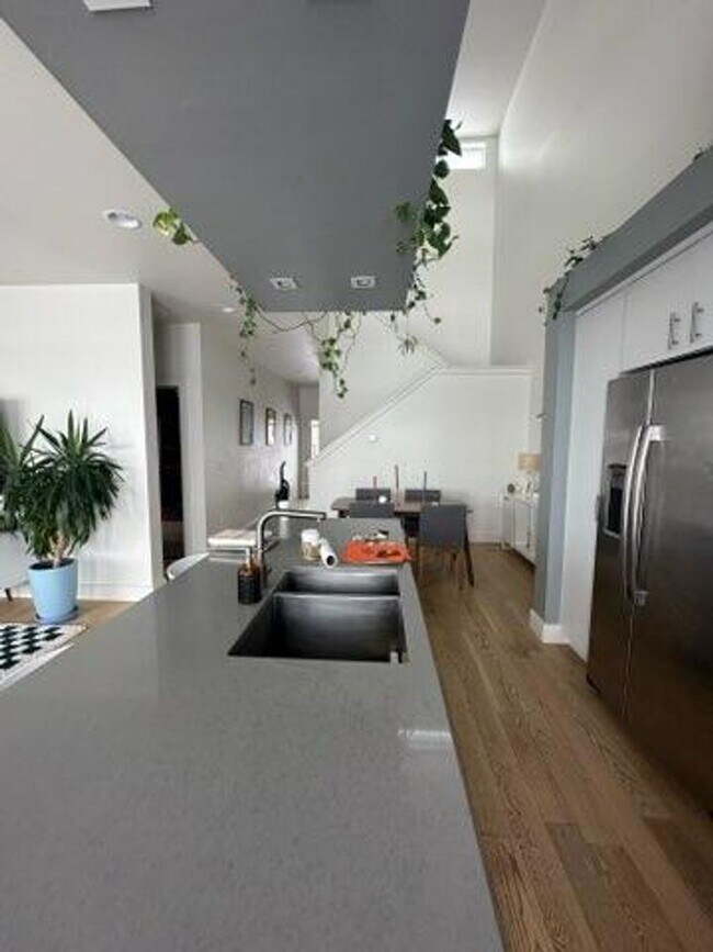 Foto del edificio - Stunning West End Three Bedroom with Modern Finishes