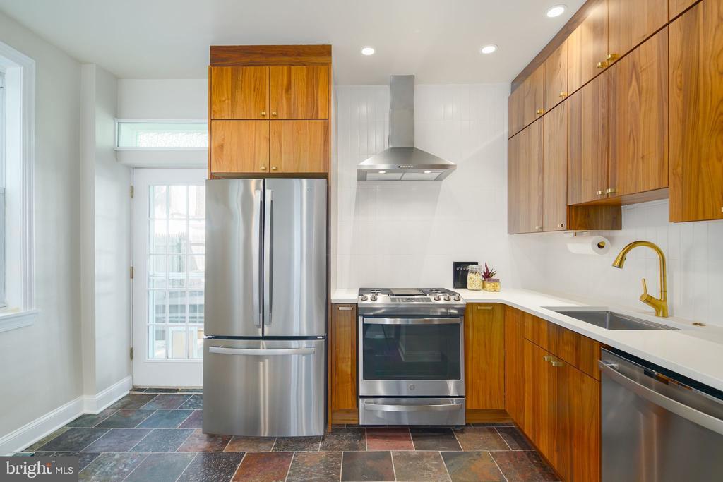 Foto principal - 2215 E Boston St