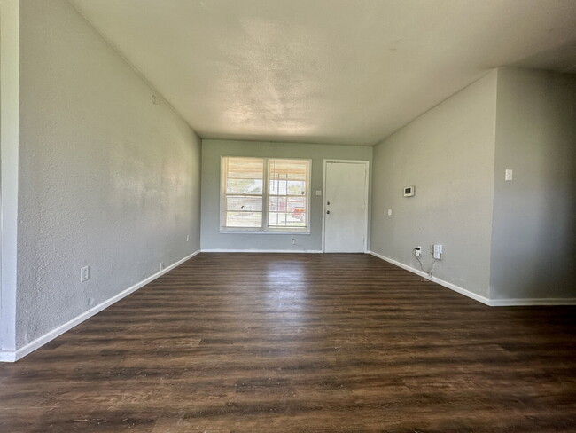 Foto del edificio - Updated Home with Gorgeous Floors & Large ...