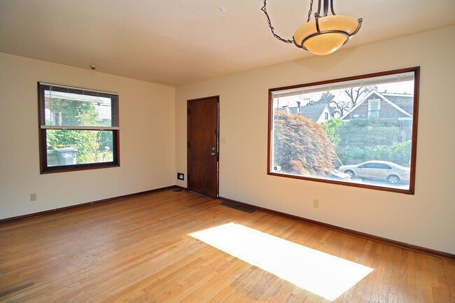 Building Photo - 11-17 NE 56th