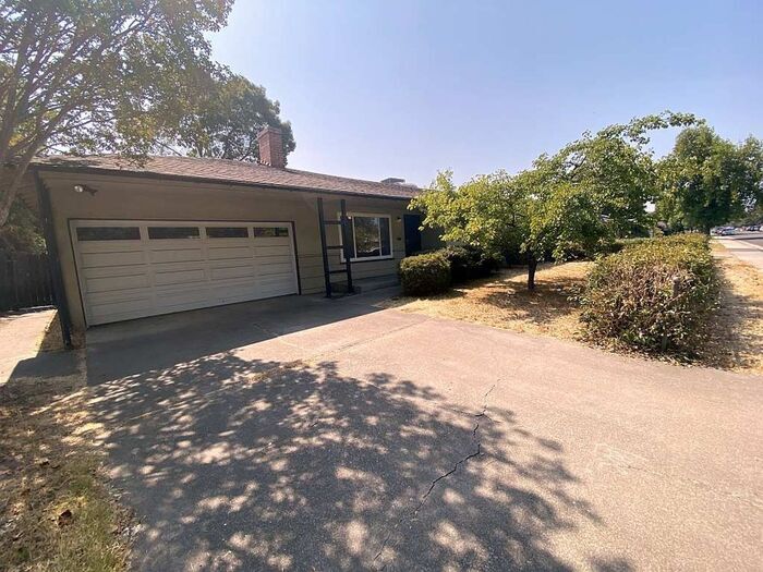 Foto principal - 302 W Longview Ave