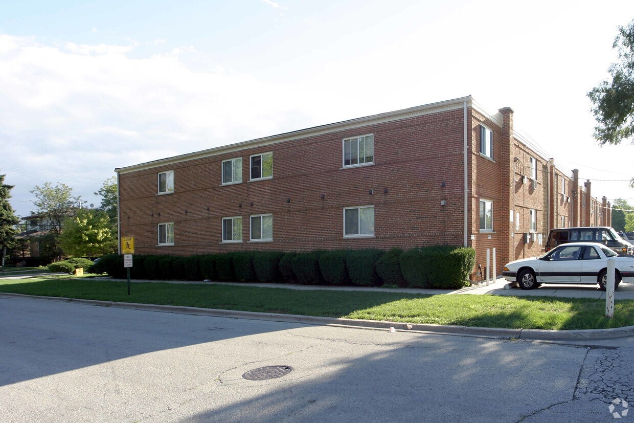 Building Photo - 10171 W Chestnut Ave