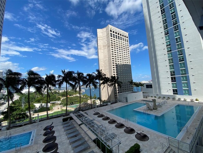 Foto del edificio - 325 S Biscayne Blvd