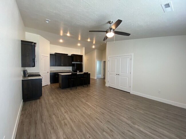 Foto del edificio - SPACIOUS HOME FOR RENT!