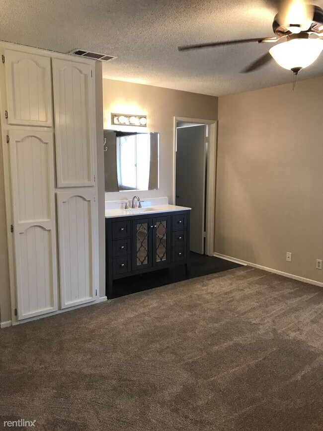 Foto del edificio - 3 br, 2 bath House - 680 Lake St.