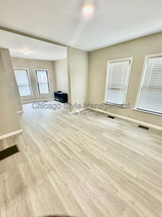 Foto del edificio - 2835 W 38th Pl