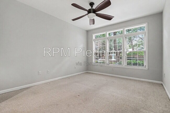 Foto del edificio - 220 Renaissance Pkwy NE