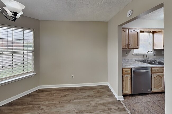 Building Photo - 1633 Dexter Ln