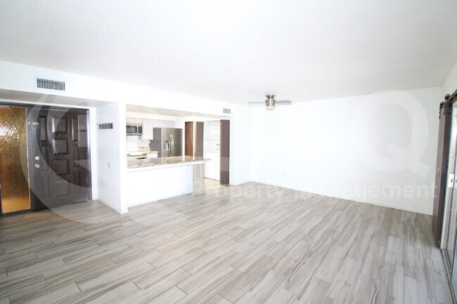 Foto del edificio - 295 E Root Way