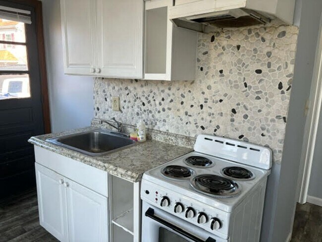 Building Photo - Spacious, Just Painted Studio Close to Com...