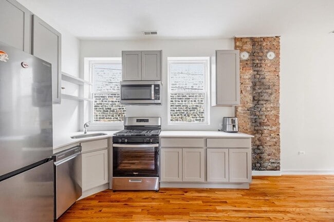 Building Photo - 1638 W 18th Pl