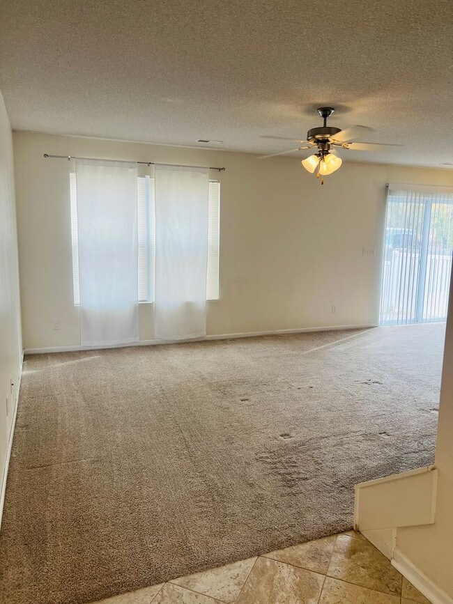 Building Photo - Charming Townhome, Prime Location, Cozy Living