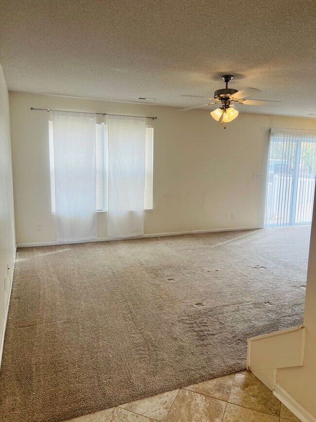 Foto del edificio - Charming Townhome, Prime Location, Cozy Living