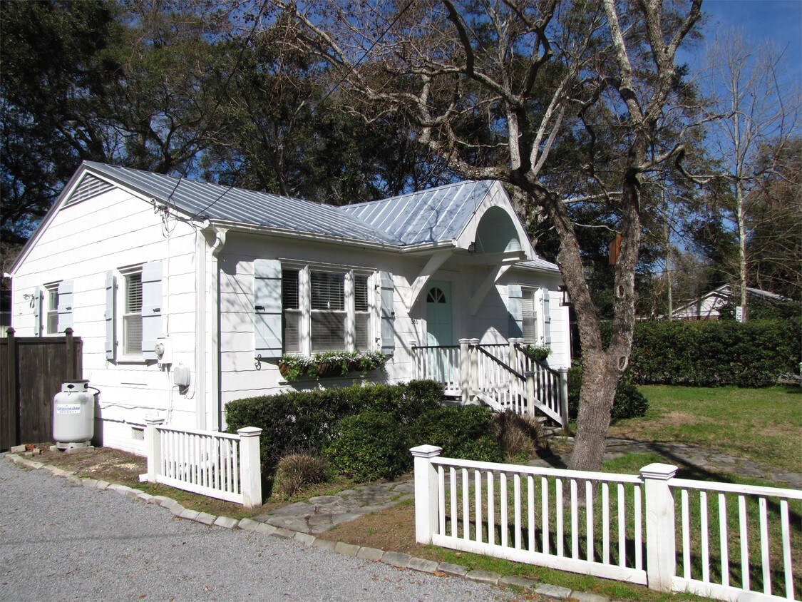 Primary Photo - 686 Adluh St