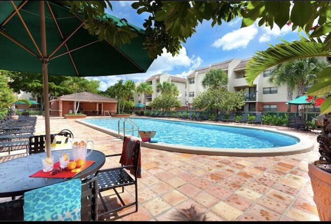 Foto del edificio - 15775 Miami Lakeway N