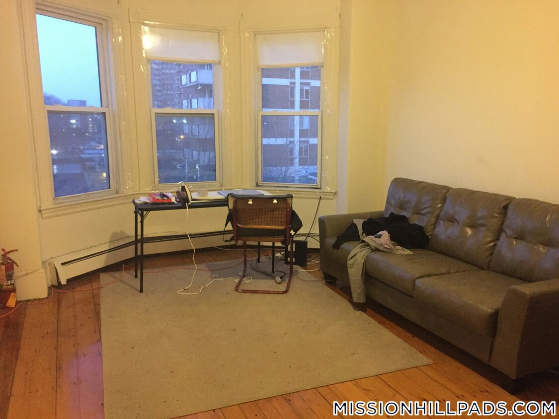Primary Photo - 1574 Tremont St