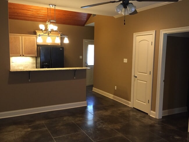 Building Photo - 3BDRM TOWNHOUSE