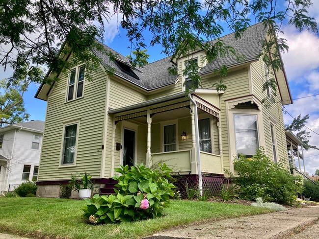 Building Photo - 124 Highland St