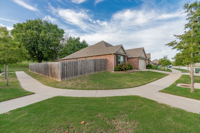 Building Photo - Impeccable 3 BR Home on Corner lot! Lots o...