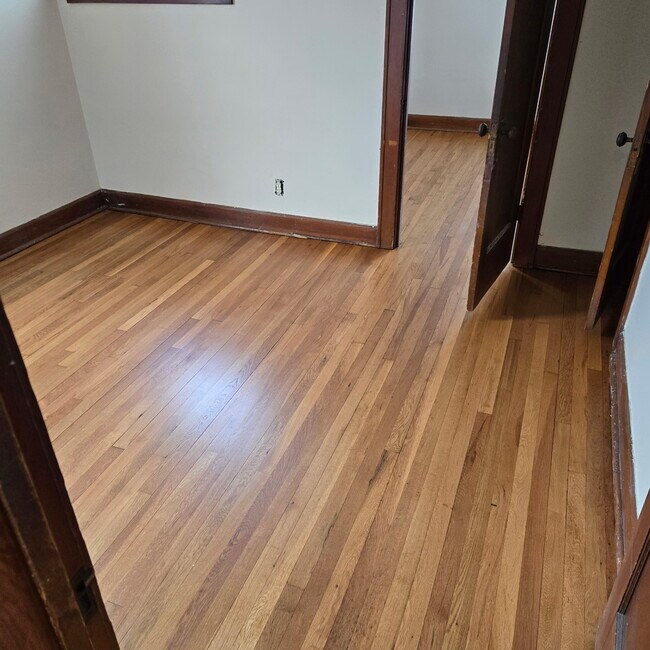 Reformas en curso. Nuevo suelo en la cocina y en el vestíbulo trasero. - 2116 Natchez Ave