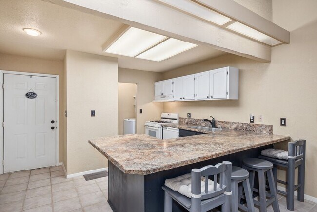 Foto del edificio - 1230 Mechem Dr