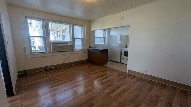 Building Photo - 1 Bed 1 Bath - Pitt State Students Welcome